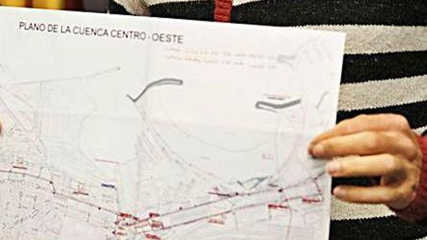 David Alonso, en 2017, con el mapa de su propuesta. | Marcos León