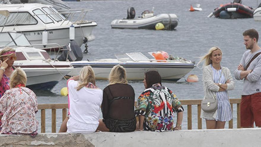 Un grupo de turistas en Platja d´en Bossa en octubre de 2016.