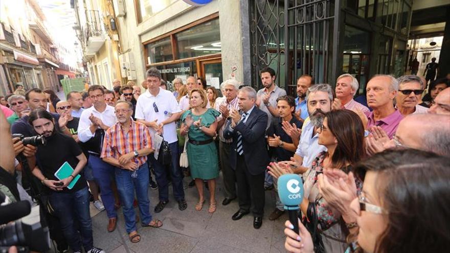 Un centenar de personas condena en Badajoz la agresión al funcionario de Turismo