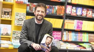 Toni Cruanyes, en la sección infantil de La Casa del Llibre, antes de la presentación de su libro, en enero.