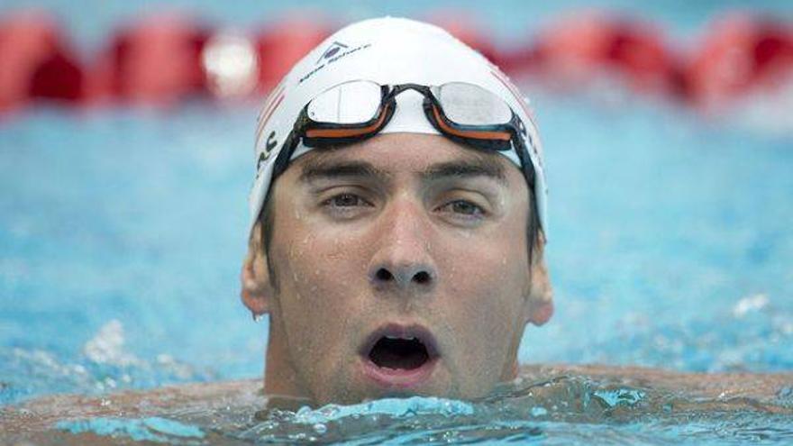 Phelps aparca la natación para seguir un programa de rehabilitación