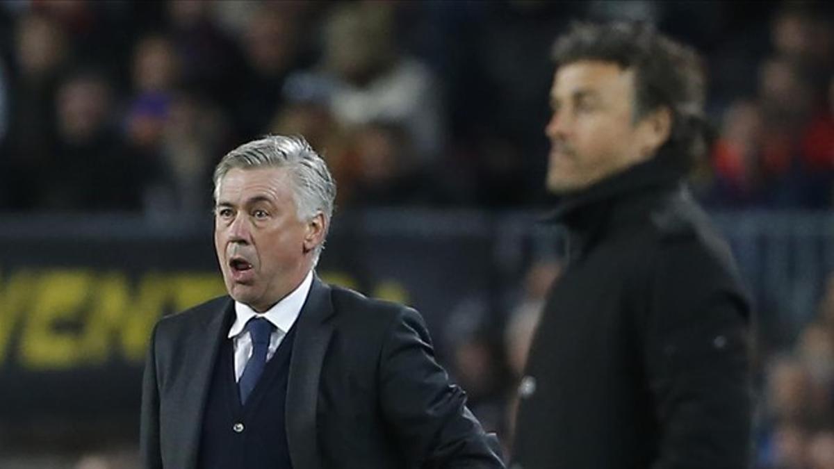Ancelotti y Luis Enrique siguen el partido desde sus respectivos banquillos.
