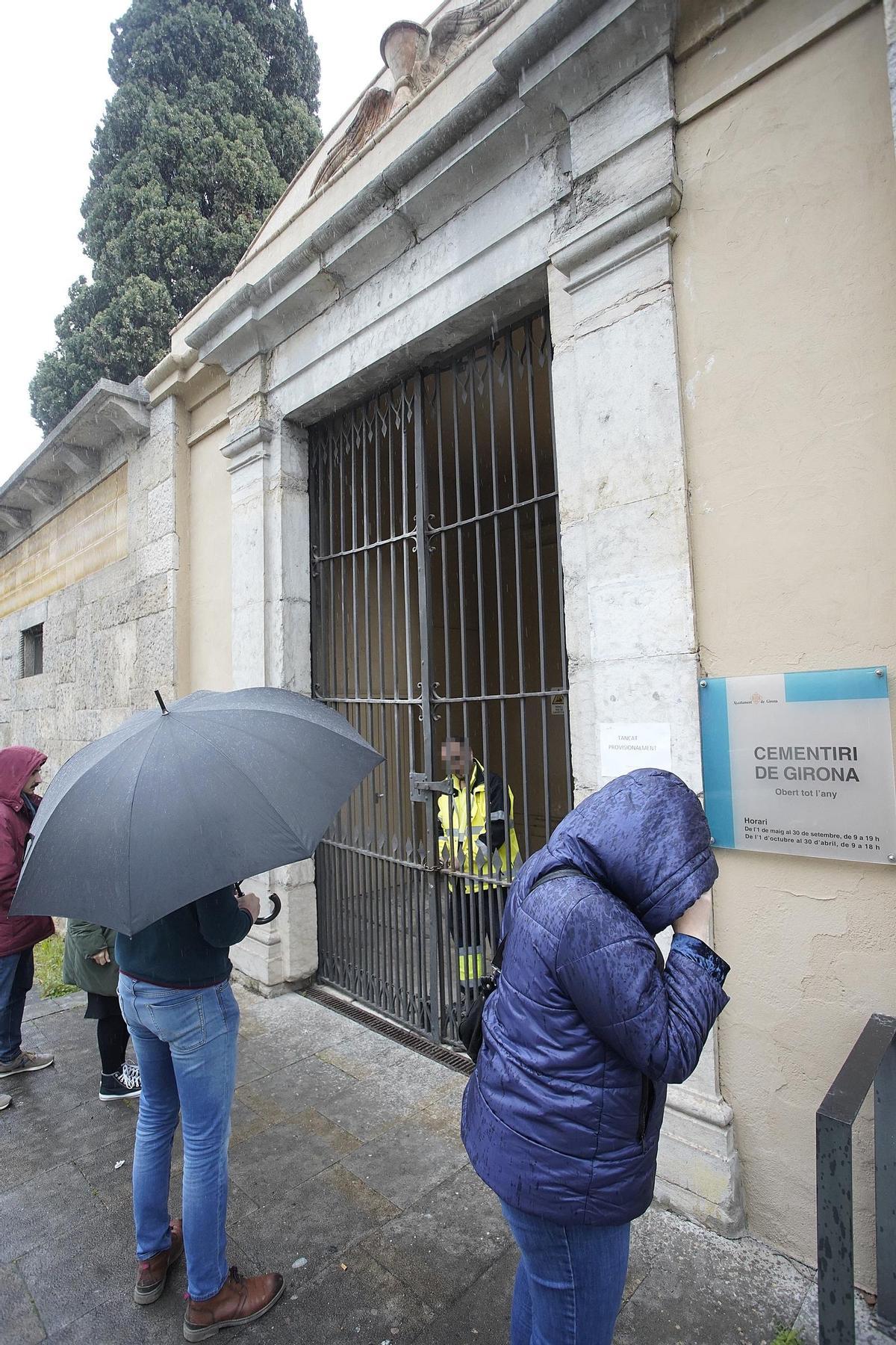 Les imatges del Cementiri Vell de Girona després dels actes vandàlics a una vintena de tombes Les imatges del Cementiri Vell de Girona després dels actes vandàlics a una vintena de tombes