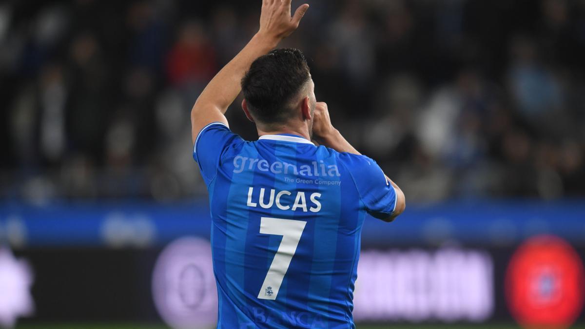 Lucas celebra uno de sus goles ante Unionistas con la camiseta luego subastada