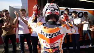 Marc Márquez (Honda) es recibido por su equipo tras su gran carrera de hoy en Motegi (Japón).