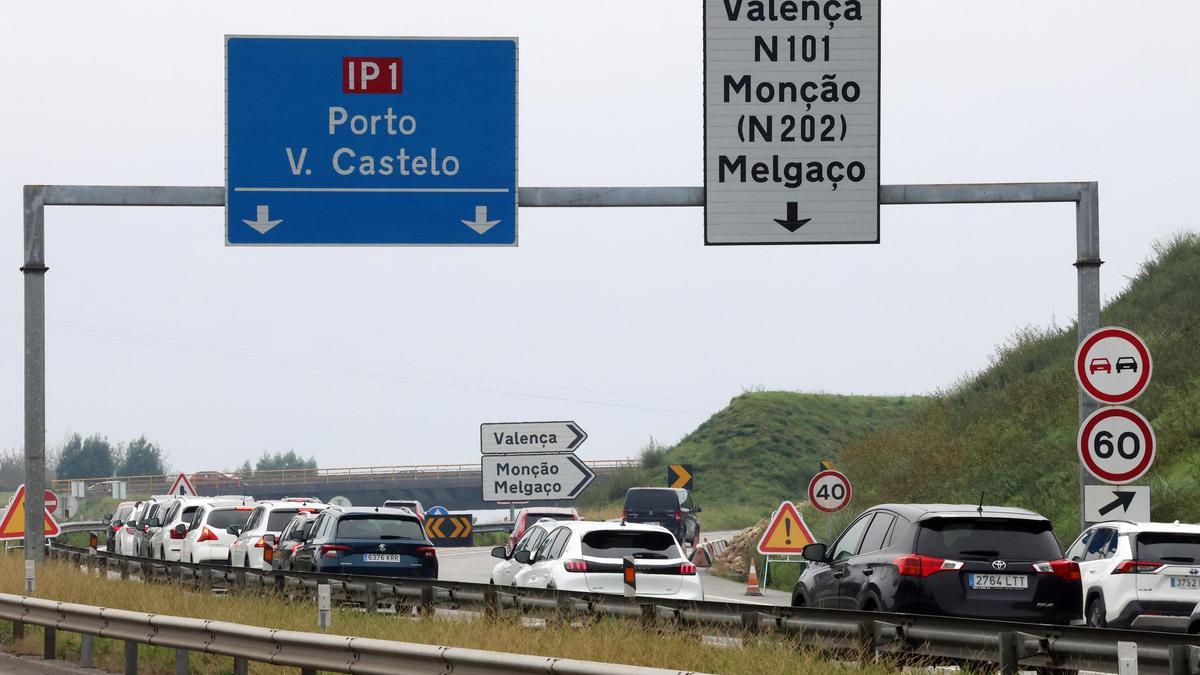 Desvío entre la autopista A-3 y el itinerario por la costa a Oporto en Valença do Minho