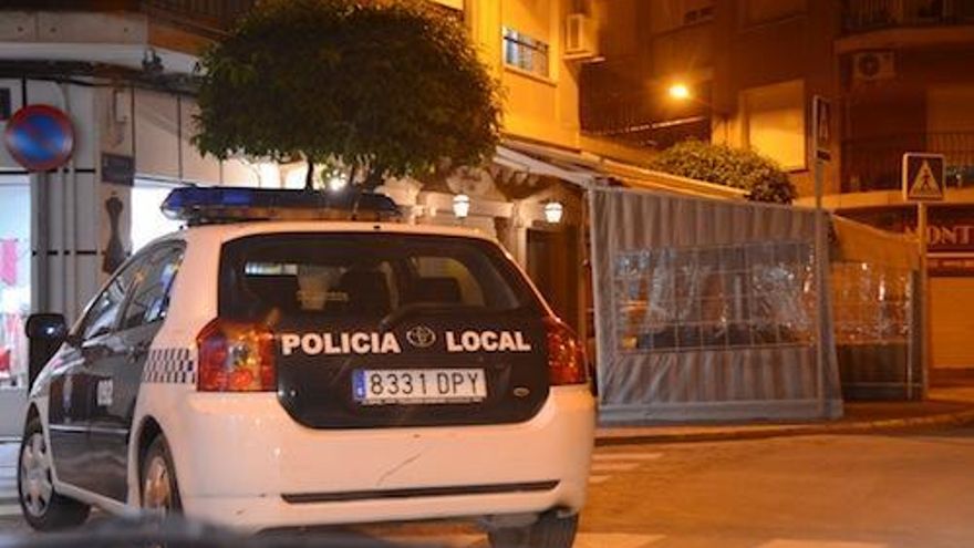 La Policía, a la entrada de la Cafetería