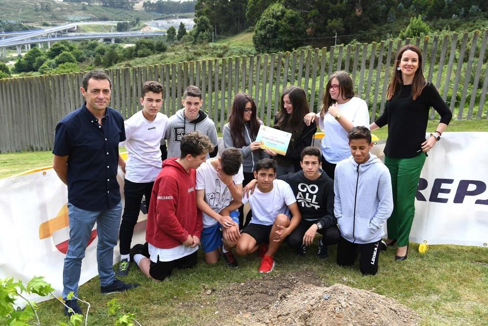 La refinería de A Coruña entrega los premios del concurso de limpieza y reciclaje en las aulas, en el que han participado 316 alumnos del centro arteixán. También plantaron un liquidámbar americano.