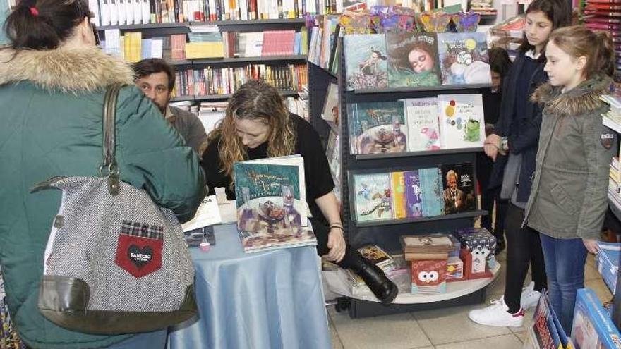 Los autores del libro firmando ejemplares ayer. // Santos Álvarez