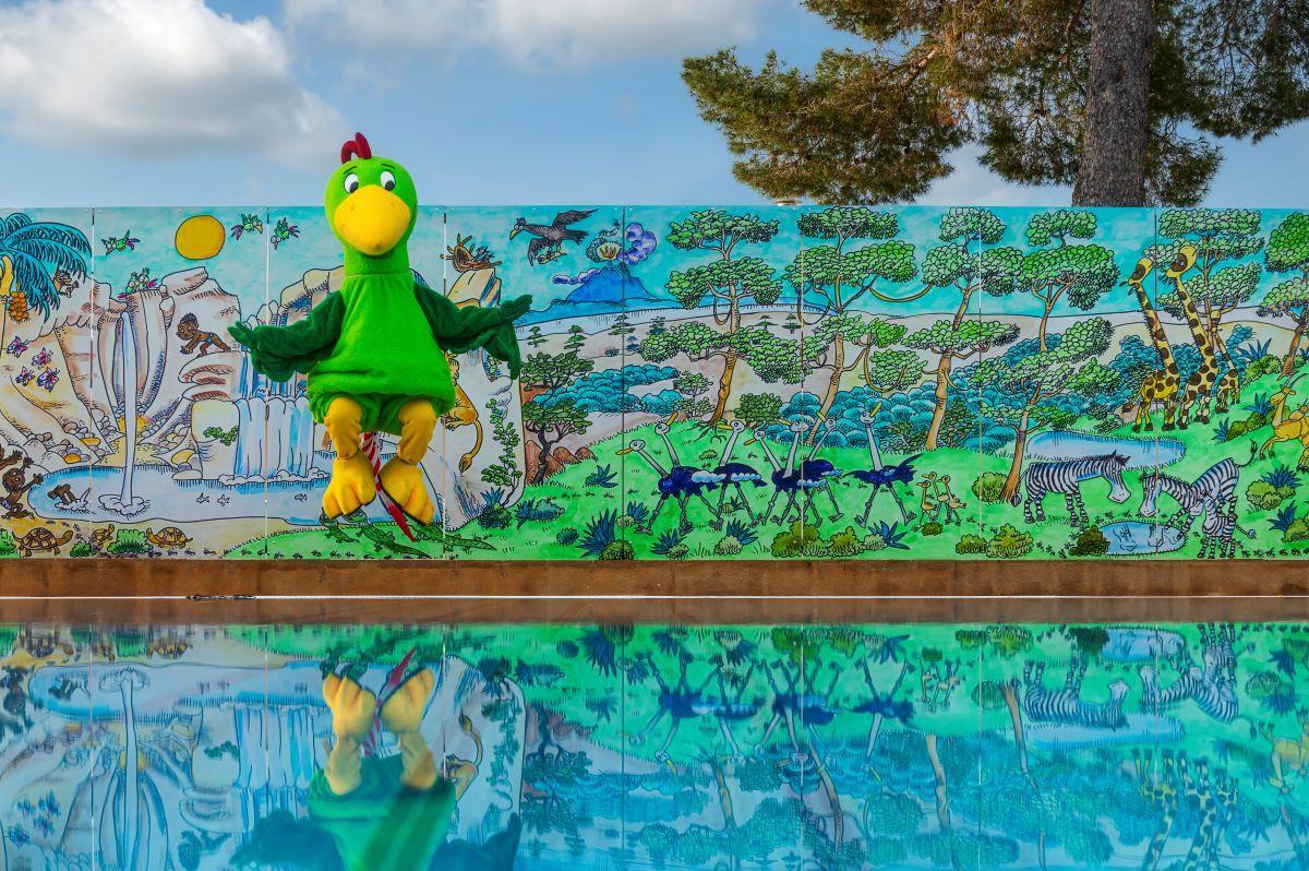 La ilustradora Pilarín Bayés ha pintado los murales de la zona lúdica de aguas y, también, ha sido la creadora de Lloret, la mascota del hotel