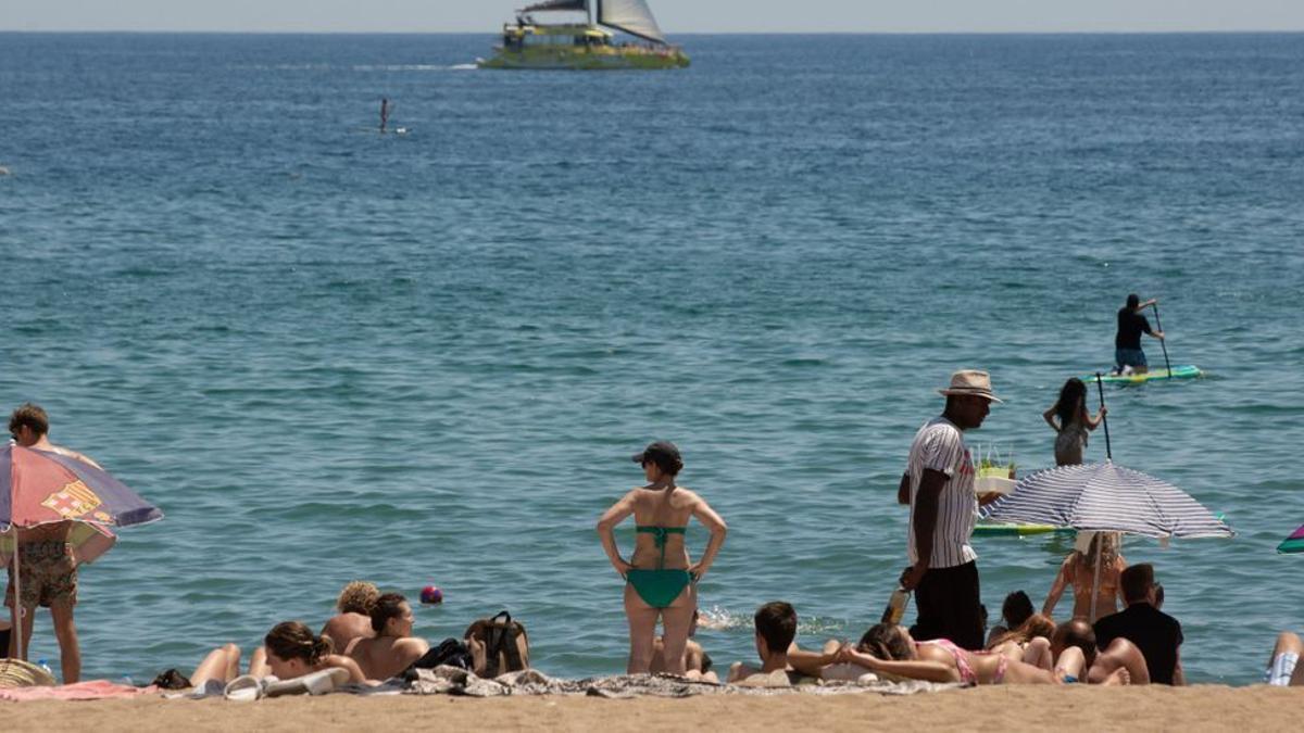 Ambiente en la playa de la Barceloneta.