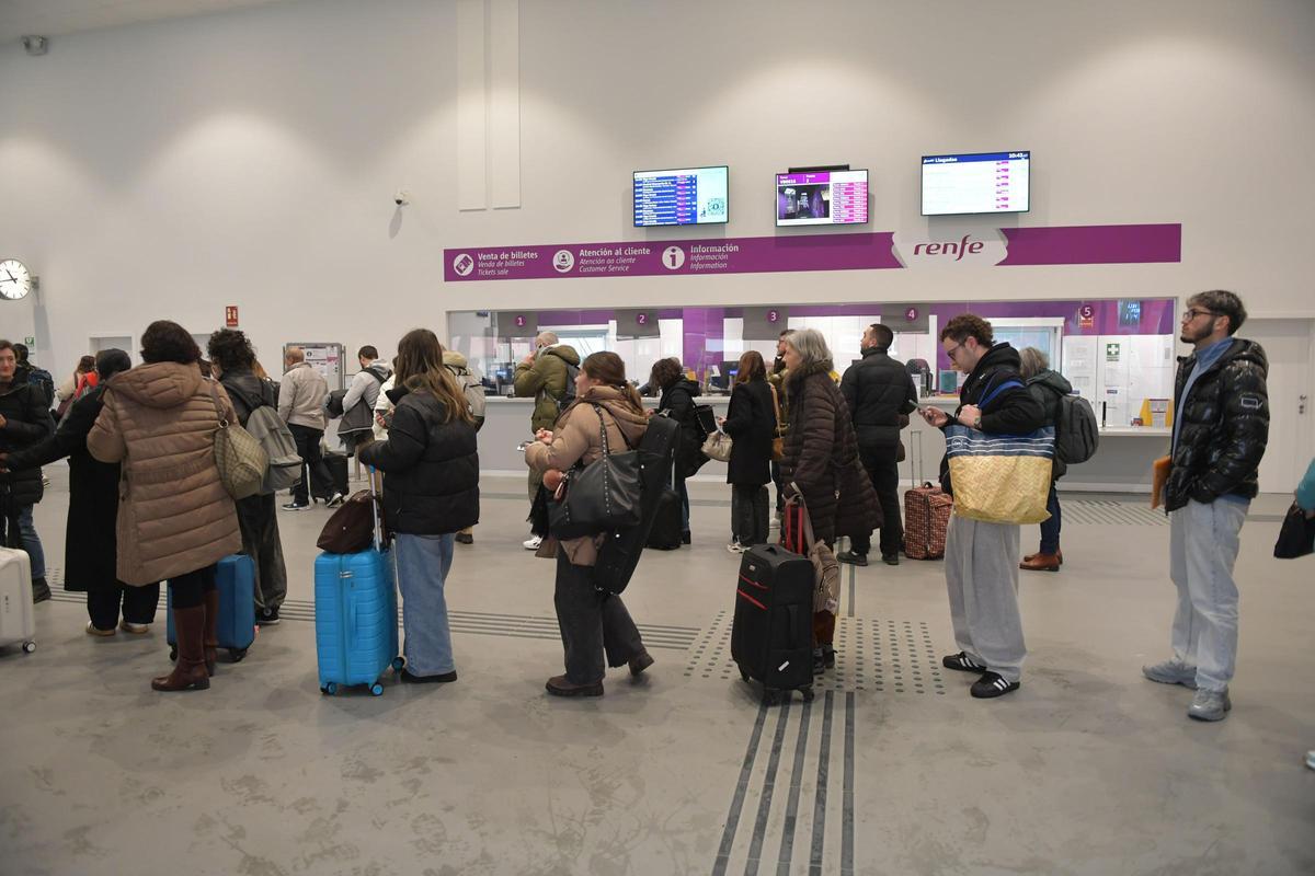 Pasajeros en la cola esperando para un tren que salía con retraso de A Coruña por la huelga