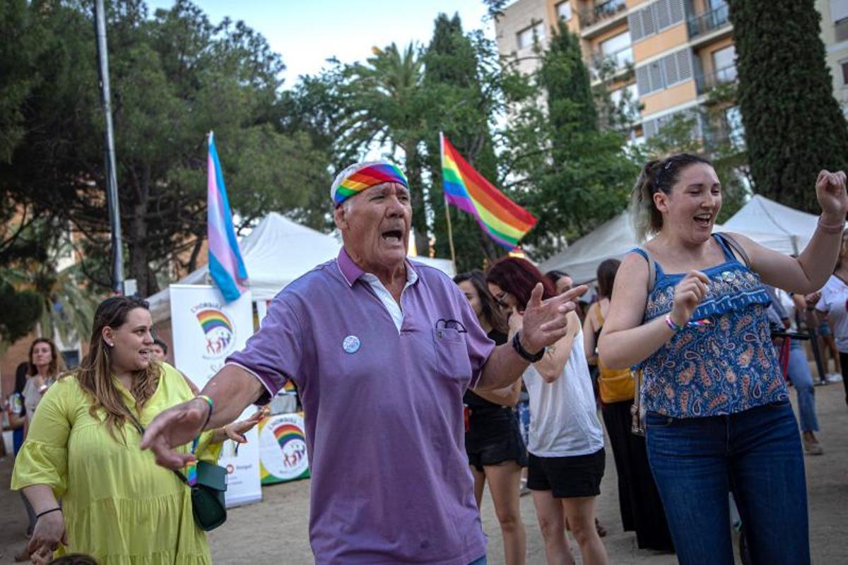 Asistentes al primer 'Pride de L'Hospitalet bailan durante el tramo final de la velada.