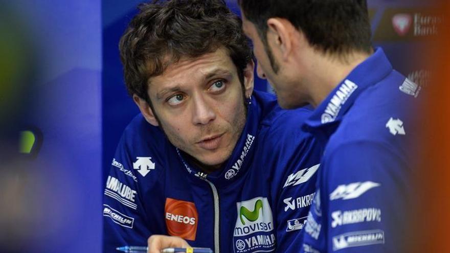 Rossi: &quot;Creo que Lorenzo renovará con Yamaha; para cambiar de moto hacen falta dos &#039;pelotas&quot;