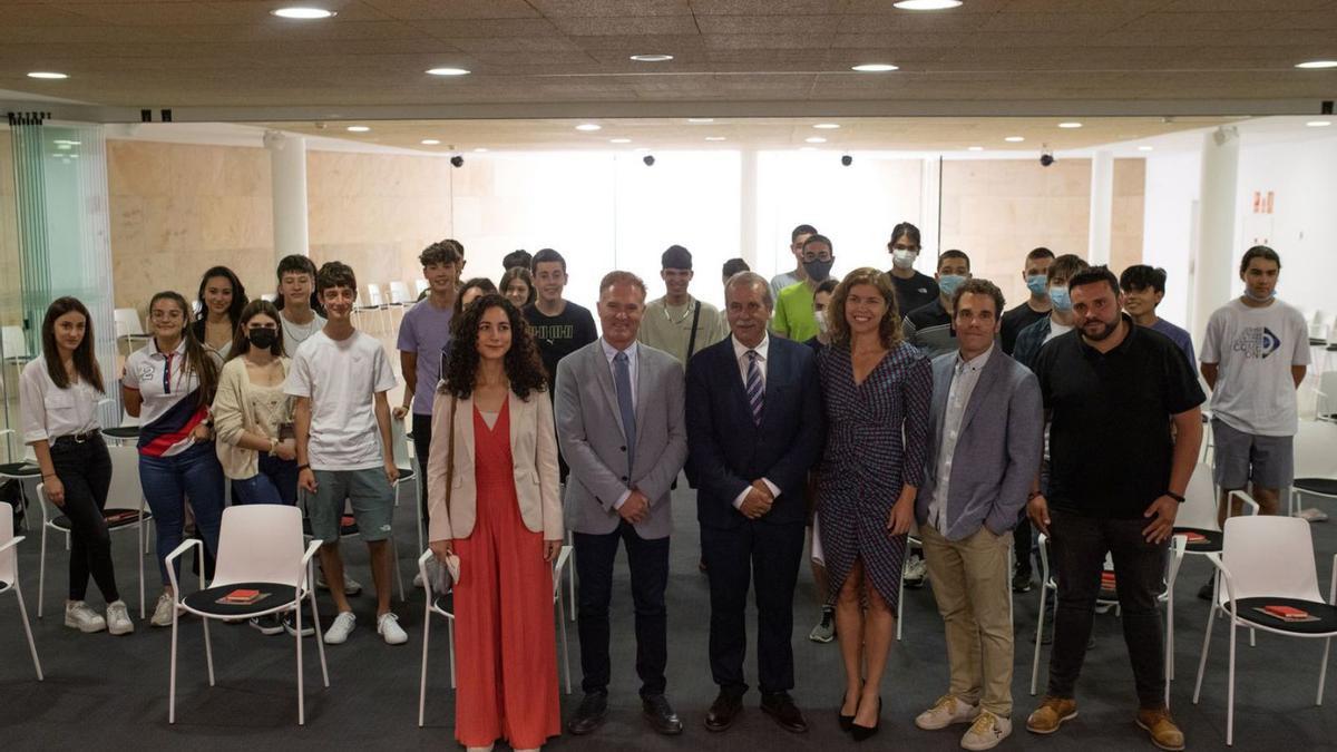 Sánchez de Vega y San Damián, con los alumnos que visitaron el Consultivo. |