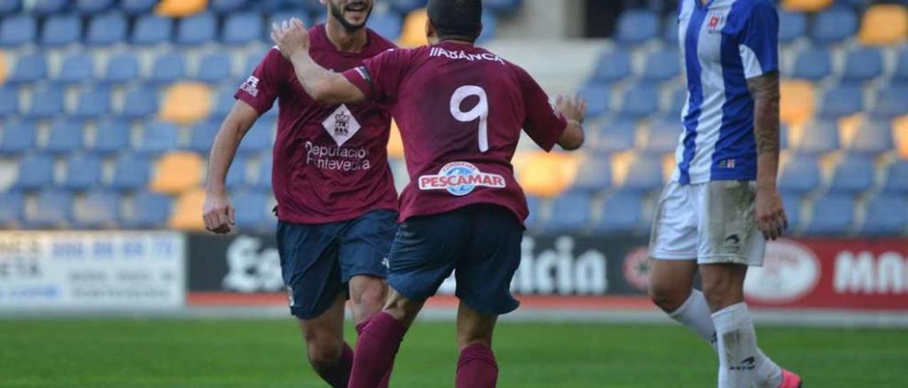 Carnero y Borjas celebran el segundo tanto del Pontevedra en la tarde de ayer. // Gustavo Santos