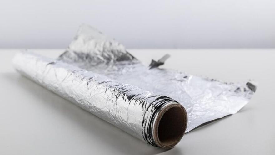 Cortar una esquina del papel de aluminio: la solución que cada vez hace más gente para limpiar en la cocina