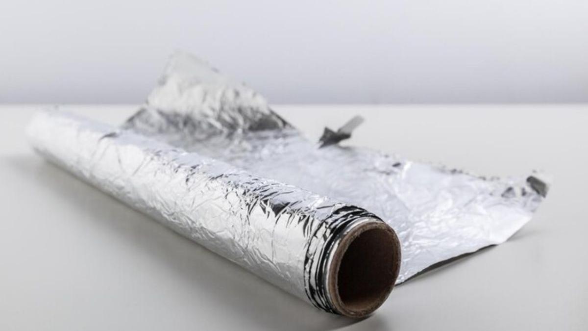 Cortar una esquina del papel de aluminio la solución que cada vez hace más gente para limpiar en la cocina