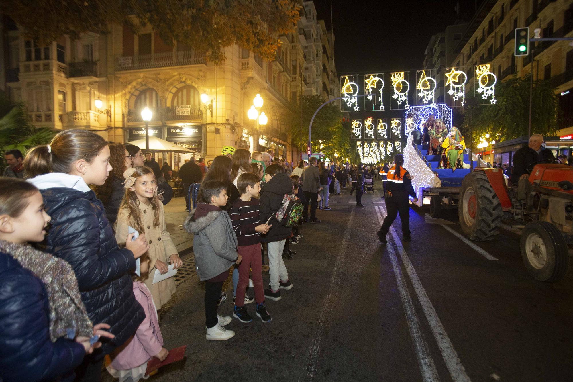 Las Carteras Reales anticipan la cabalgata y reciben a los niños en Alicante