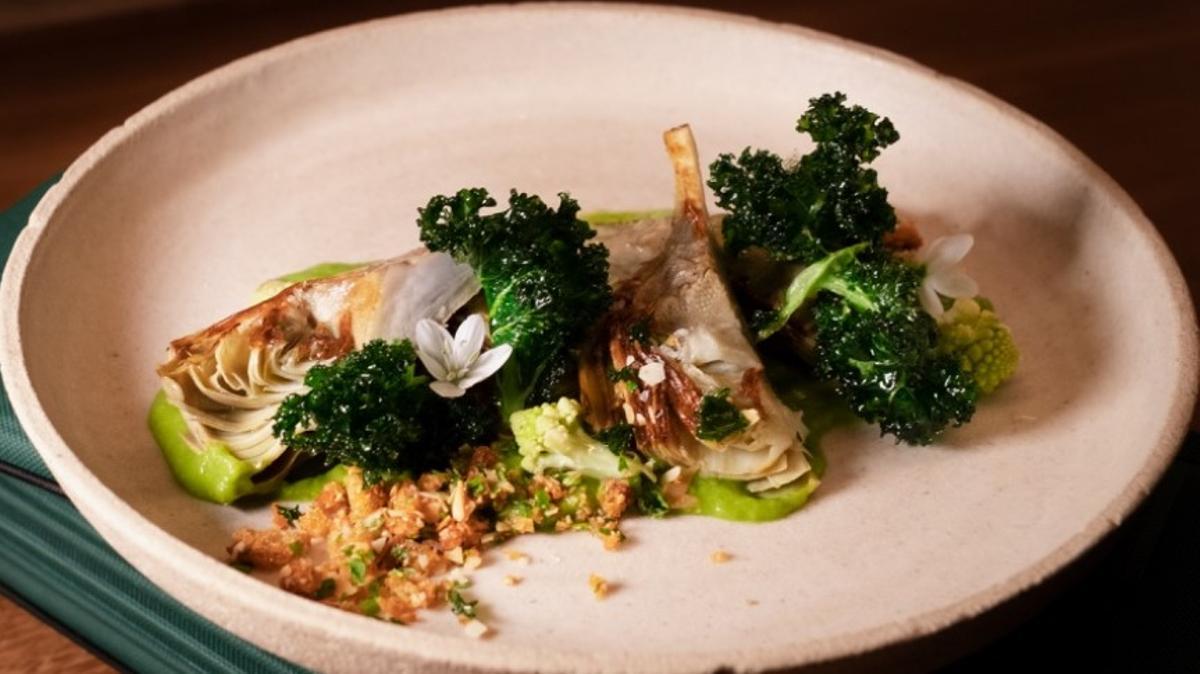 La ensalada de invierno que mezcla alcachofa, crema de 'calçots' y col 'kale' del nuevo menú degustación de Taula Puntal.
