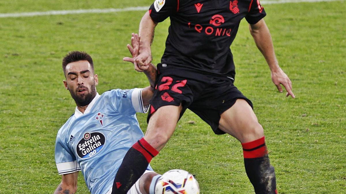 Brais Méndez disputa
el balón a Ander Barrenetxea,
de la Real Sociedad.   | // FARO
