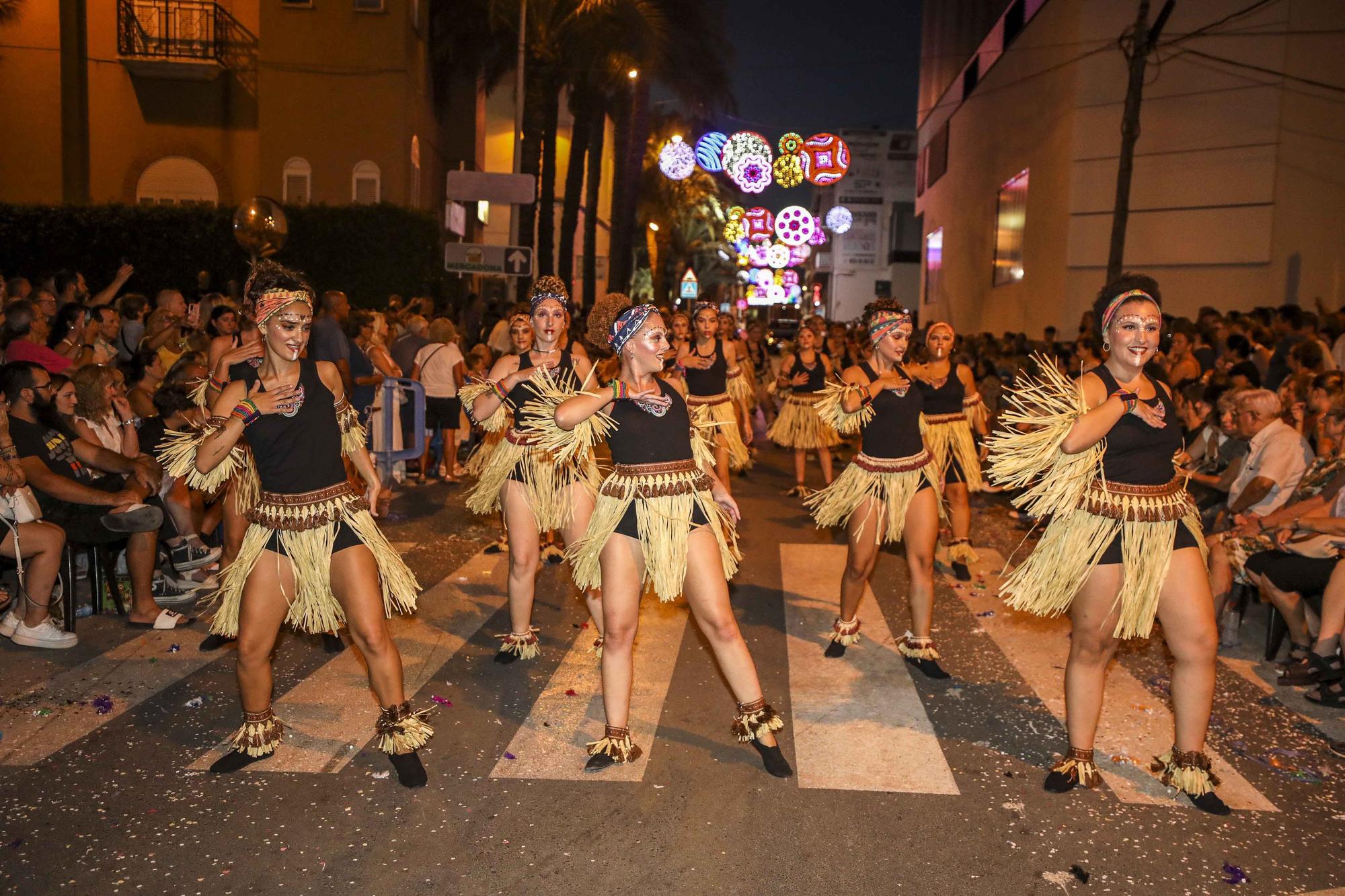 El desfile multicolor congrega a mas de 650 festeros en Santa Pola