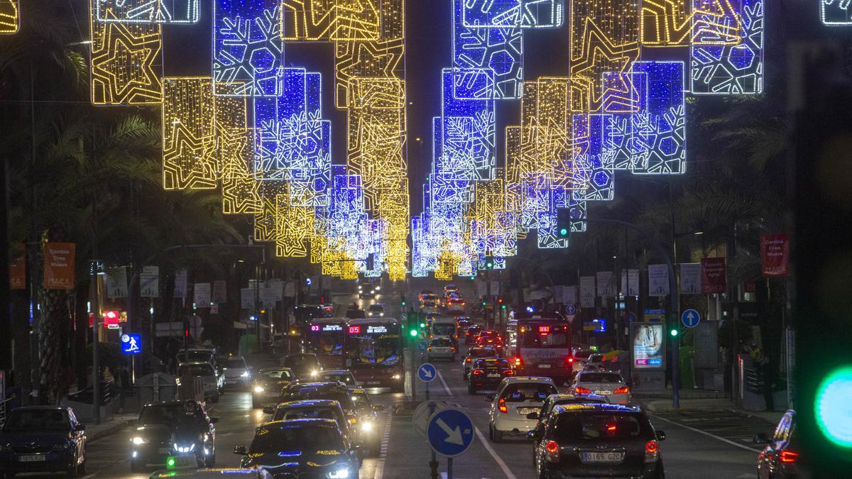 La iluminación navideña ya luce en Alicante con dos millones de leds