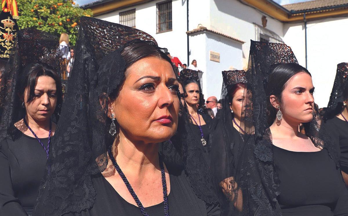 Mujeres de mantilla en una procesión en Córdoba.