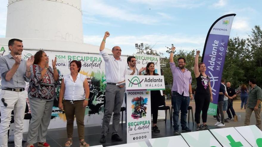 Zorrilla, puño alto, con el resto de participantes en el mitin del Parque Huelin.