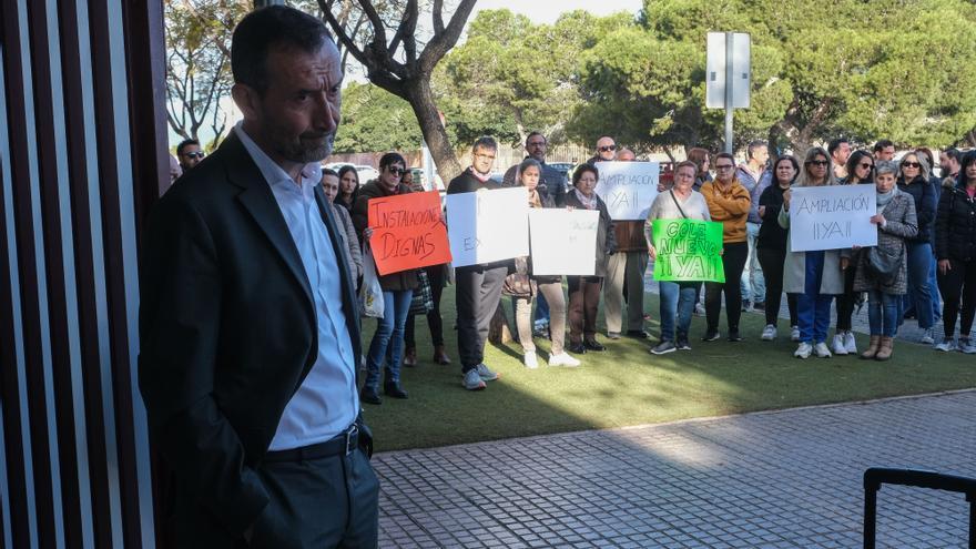 El alcalde de Elche acude a la protesta del colegio de El Altet para llamar a la calma