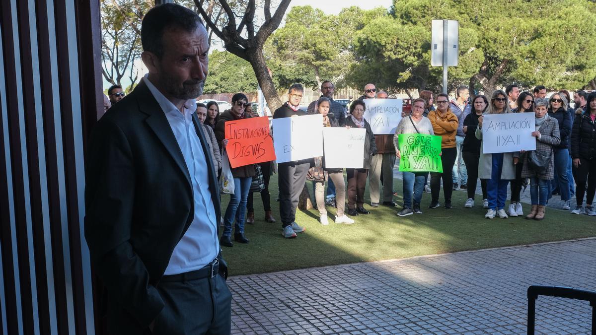 El alcalde de Elche se presenta en la protesta del colegio de El Altet para llamar a la calma