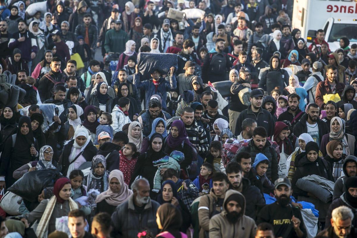Palestinos desplazados regresan a sus hogares al norte de una Gaza ...