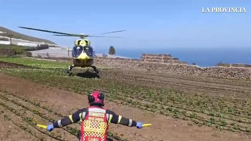 Evacuado en helicóptero un conductor de 87 años tras precipitarse con su vehículo
