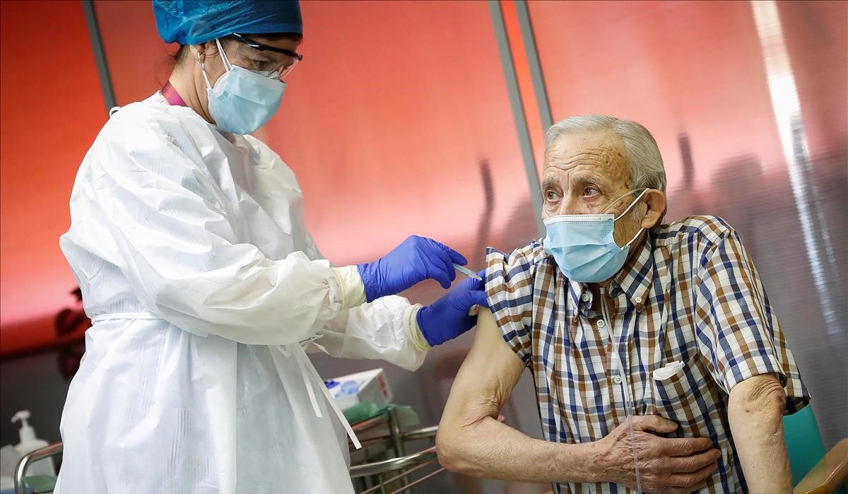 Nicanor  72  receives the first injection in the region of Madrid  with a dose of Pfizer-BioNTech COVID-19 vaccine  at Vallecas nursing home as the coronavirus disease (COVID-19) outbreak continues  in Madrid  Spain December 27  2020  Comunidad de Madrid Handout via REUTERS ATTENTION EDITORS - THIS IMAGE HAS BEEN SUPPLIED BY A THIRD PARTY  NO RESALES  NO ARCHIVES  MANDATORY CREDIT