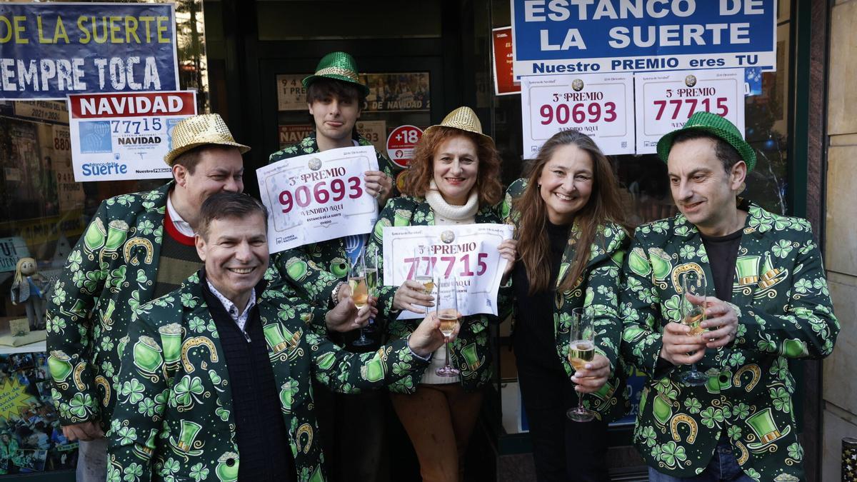 VÍDEO: El "Estanco de la suerte" de Oviedo deja un tercer y quinto premio de la lotería