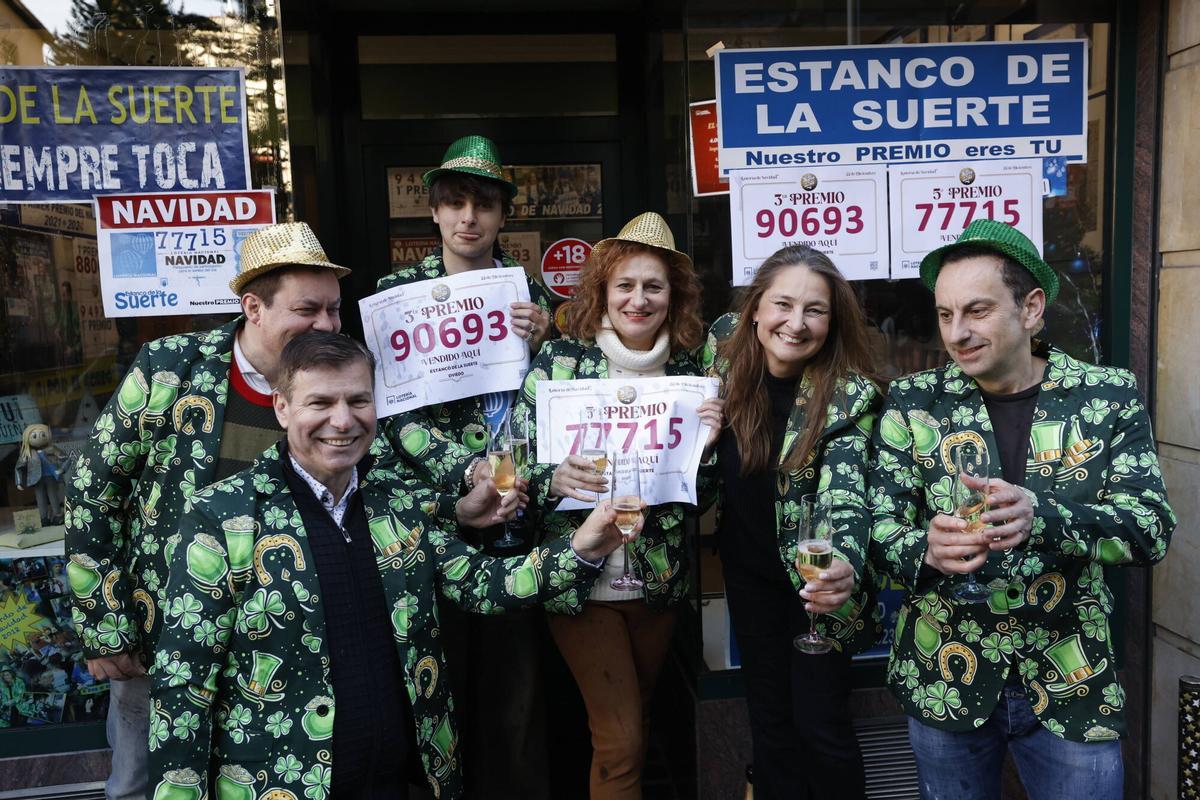 Así fue la celebración en el Estanco de la Suerte de Oviedo por los dos premios vendidos de la Lotería de Navidad