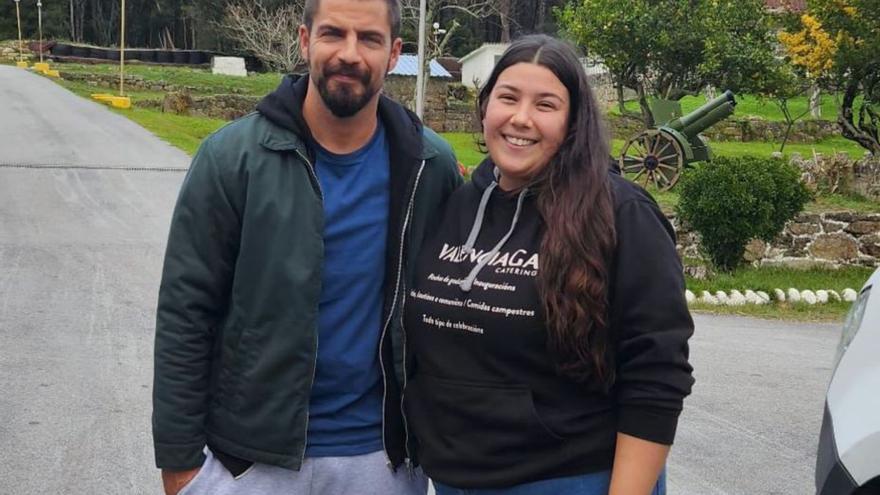 O actor Maxi Iglesias, cunha traballadora de Valenciaga.