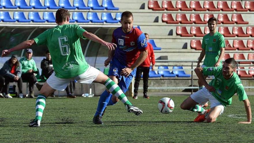 Turzo controla el balón ante dos rivales del Llanes en el encuentro de la primera vuelta.