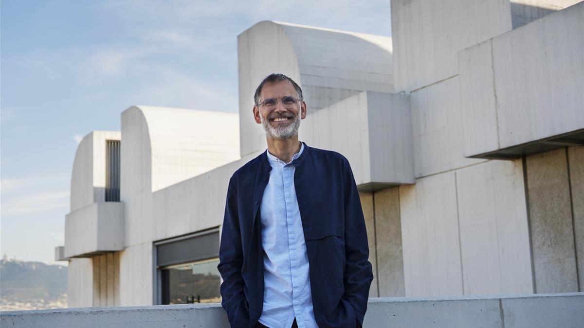 El director de la Fundació Miró, Marko Daniel, ante el edificio del museo.