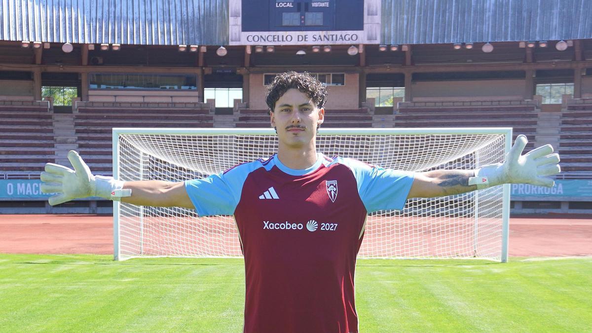 Iago Domínguez posa como nuevo jugador de la SD Compostela.