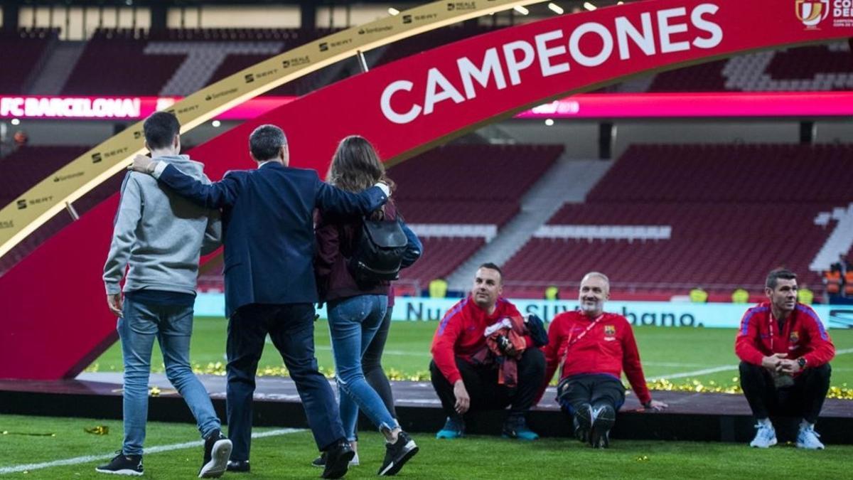 Valverde comparte con sus hijos sobre el césped del Wanda Metropolitano el título de Copa en presencia de técnicos del Barça.