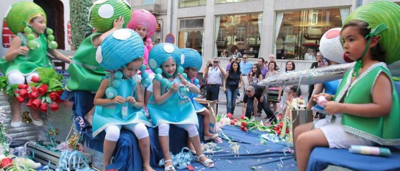 Niños, en una carroza de la Batalla de Flores de 2013, la última que se celebró en la ciudad. // Jesús Regal