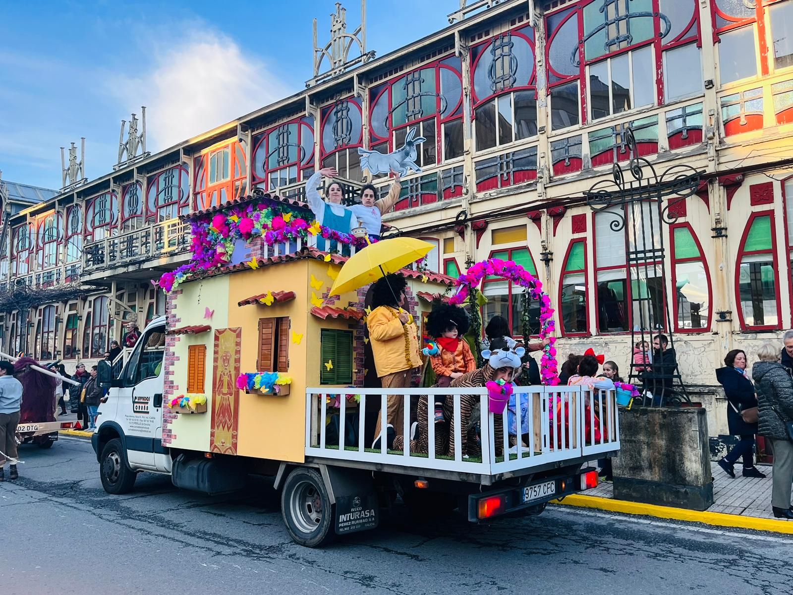 Carnaval 2023: Las comparsas llenan de color el centro de Sada