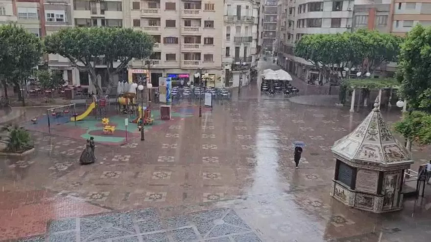 Las fuertes lluvias empiezan a descargar en la Ribera