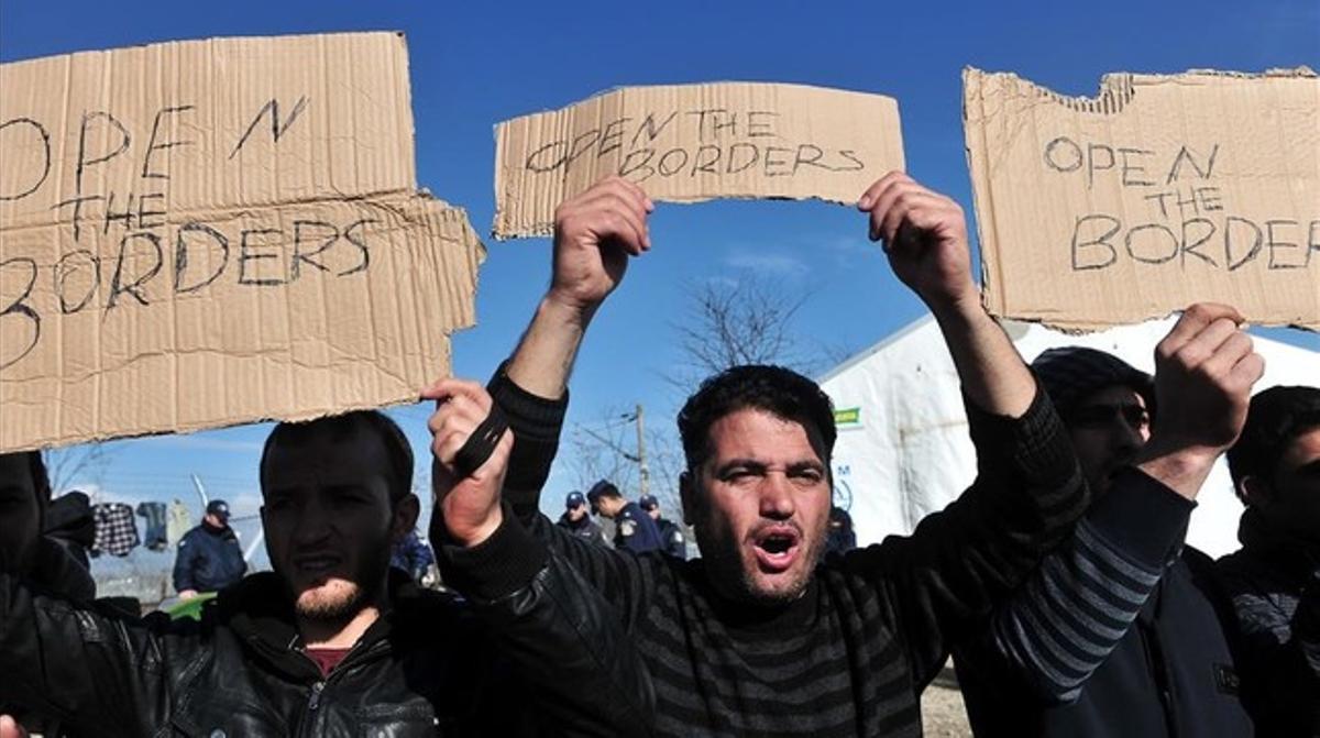 lpedragosa32951511 men hold banners as migrants and refugees demonstr160227134838