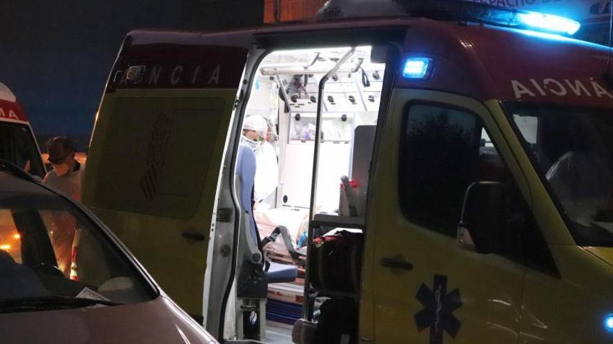 El herido es atendido en el interior de la ambulancia. | I. CABANES