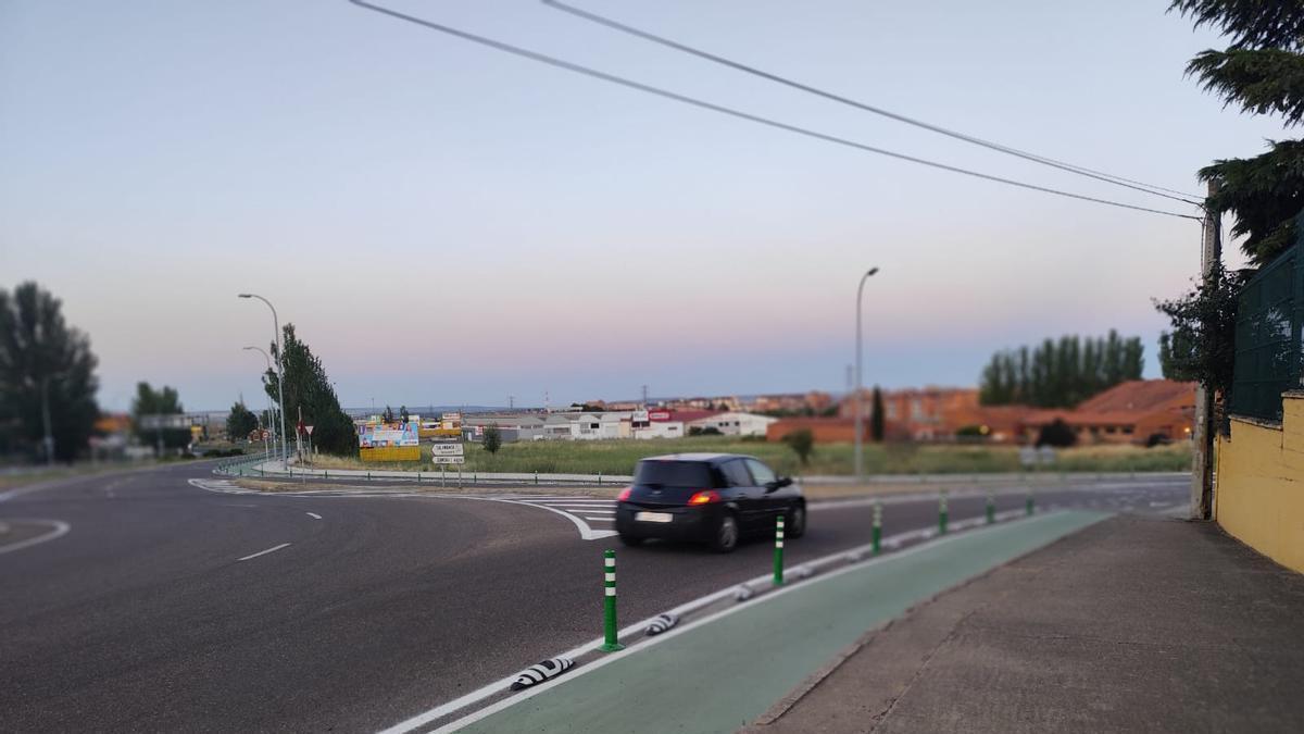 El nuevo carril bici, en la rotonda de la carretera de La Hiniesta.