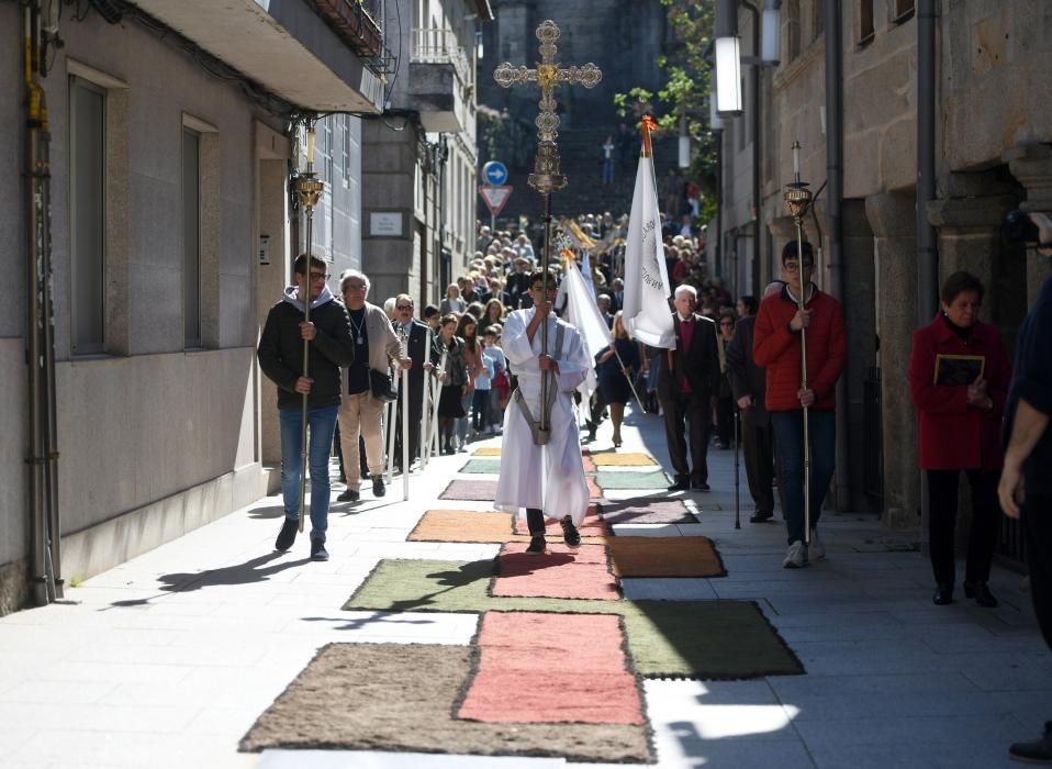 Un tapiz florar para engalanar el paso del "Viático" en Pontevedra