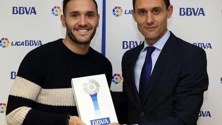 Lucas recibe el trofeo de manos de Luis Serrano, director de zona de Galicia Norte de BBVA.