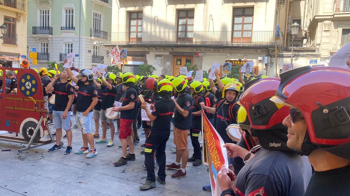 La protesta de los bomberos de esta mañana en València.